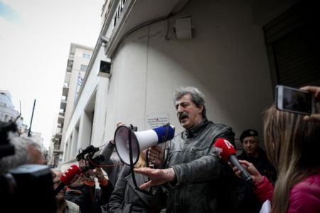 Με ντουντούκα έξω από το υπουργείο Υγείας ο Πολάκης