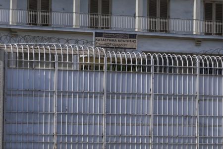 Υπουργείο Δικαιοσύνης: Κατηγορεί τα ΜΜΕ για τη ζούγκλα των φυλακών – Τίποτα όμως για τη ταμπακιέρα