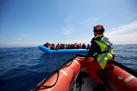 Ιταλία: Δεν αποβιβάζονται μόνα τους τα γυναικόπαιδα από πλοίο