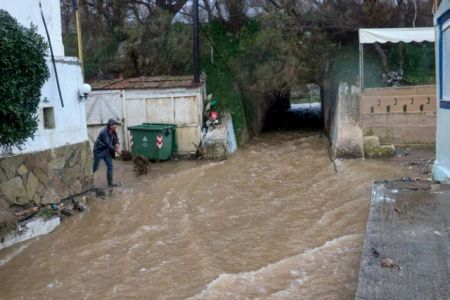 Σαρώνει η κακοκαιρία την Κρήτη: Αυτοκίνητο παρασύρθηκε από τα νερά