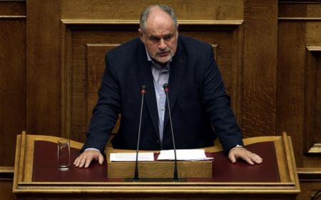 Τι απαντά ο Φωτάκης για την υποτροφία του γιου του – Είναι νόμιμη, είναι όμως ηθική;