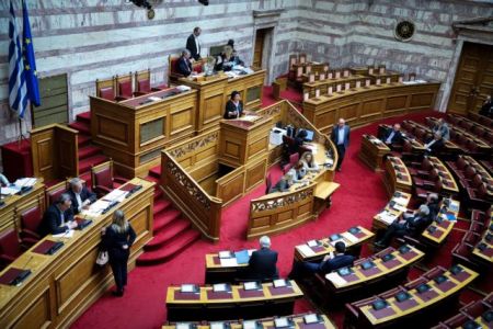 Βουλή: Ψηφίστηκε το νομοσχέδιο του υπουργείου Εθνικής Άμυνας