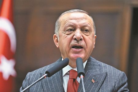 Ο Ερντογάν ντύνει στο χακί την τουρκική οικονομία