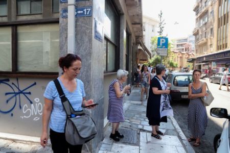 Σεισμός:  Πανικόβλητοι οι Αθηναίοι βγήκαν στους δρόμους (εικόνες)