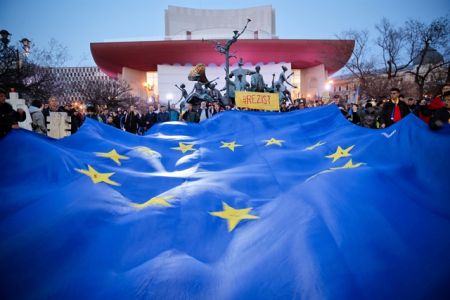 Οι Ρουμάνοι στους δρόμους κατά της διαφθοράς