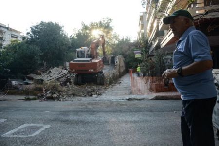 Αμπελόκηποι: Κατεδαφίστηκε επικίνδυνο κτιρίο από τον δήμο Αθηναίων