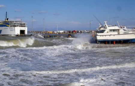 Καύσωνας με 40αρια παρά τους ισχυρούς ανέμους