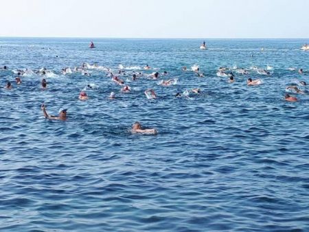 Τα αντηλιακά των κολυμβητών απελευθερώνουν μέταλλα μέσα στο θαλασσινό νερό