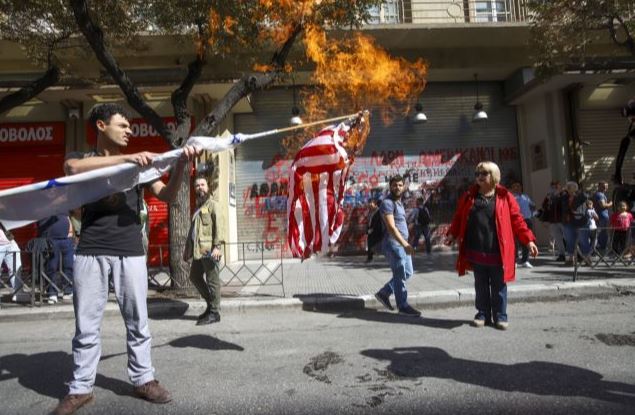 Θεσσαλονίκη: Εκαψαν την αμερικάνικη σημαία έξω από το προξενείο των ΗΠΑ