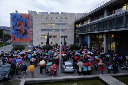 Θεσσαλονίκη : Χρωματιστές ομπρέλες για τα αρχαία του Μετρό