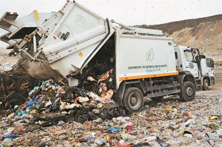 Αγώνας δρόμου για να μην επιστραφούν κονδύλια €20 εκατ. για τα σκουπίδια