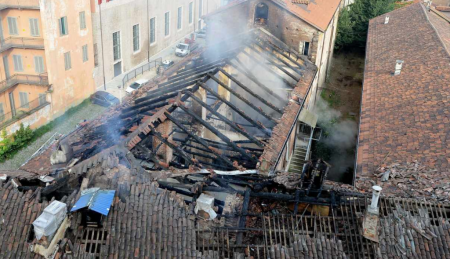 Ιταλία : Στις φλόγες η Καβαλερίτσα Ρεάλε, μνημείο της UNESCO