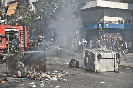 «Παίζουν πόλεμο» με θύμα τα πανεπιστήμια