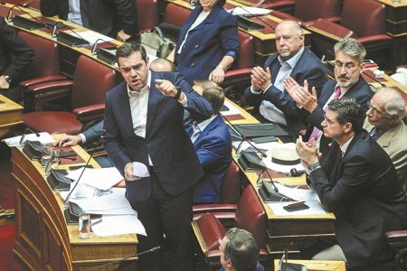 Σηκώνει τους τόνους και «χτίζει» μέτωπο κατά Μητσοτάκη