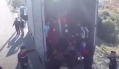 Η στιγμή που 82 προσφυγόπουλα βγαίνουν από φορτηγό-ψυγείο στην Τουρκία