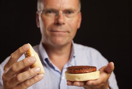 Ο άνθρωπος που έφτιαξε το πρώτο μπέργκερ σε εργαστήριο μιλά για το κρέας του μέλλοντος