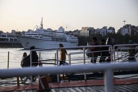 Στο λιμάνι του Πειραιά πρόσφυγες από Μυτιλήνη, Χίο