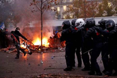 Γαλλία: Σε κλοιό αντικυβερνητικών διαδηλώσεων
