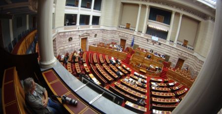 Ψήφος αποδήμων: Την Τετάρτη στη Βουλή το νομοσχέδιο