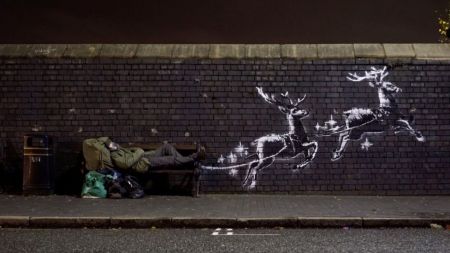Το συγκινητικό χριστουγεννιάτικο γκράφιτι του Banksy με τον άστεγο «Άγιο Βασίλη»