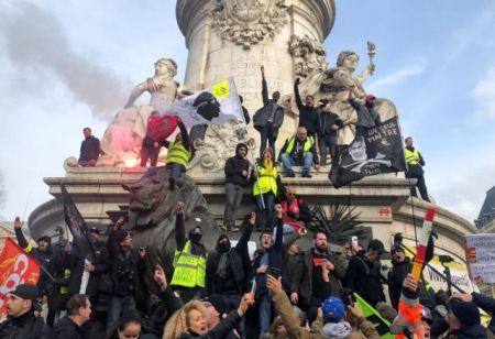 Γαλλία: Σοβαρά επεισόδια στις διαδηλώσεις για το συνταξιοδοτικό