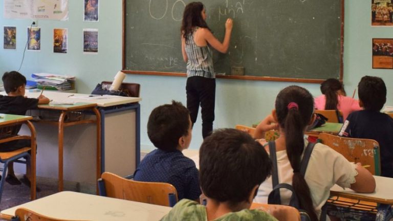 Βουλή:  Ενισχύει με 171.743 ευρώ τα σχολεία που φιλοξενούν προσφυγόπουλα