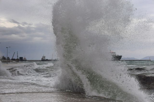 Κυλλήνη: Αυτοκίνητο έπεσε στη θάλασσα όταν έσπασαν κάβοι πλοίου