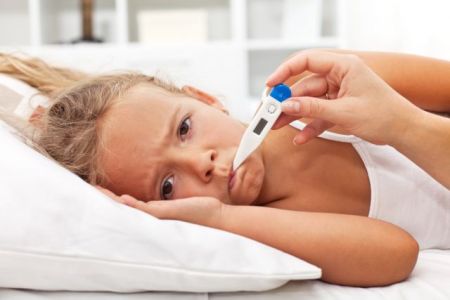 Τι να κάνετε αν το παιδί σας ανεβάσει πυρετό ενώ είστε σε διακοπές Χριστουγέννων