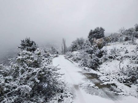 Κρήτη : Οικογένεια εγκλωβίστηκε με το ΙΧ στο χιόνι