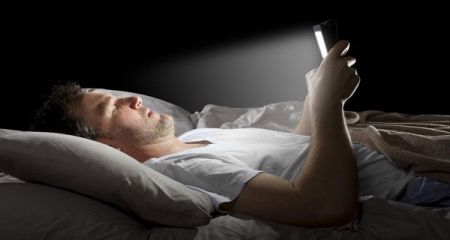 Μην κοιτάζετε το κινητό σας πριν κοιμηθείτε – Δείτε γιατί