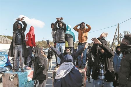 «Λερναία Υδρα» για την κυβέρνηση το Προσφυγικό