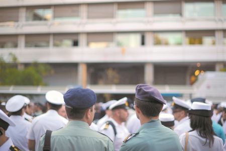 Διορθώνεται η αδικία για τους ενστόλους