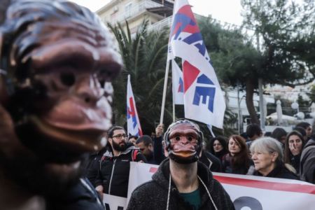 Συνέδριο ΓΣΕΕ: Με μάσκες το μπλόκο του ΠΑΜΕ [εικόνες]