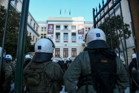 Επεισόδια στην ΑΣΟΕΕ- Στο προαύλιο του πανεπιστημίου δυνάμεις των ΜΑΤ