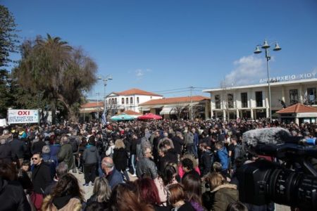 Χίος: Εισβολή πολιτών σε ξενοδοχείο που έμεναν τα ΜΑΤ – 8 τραυματίες