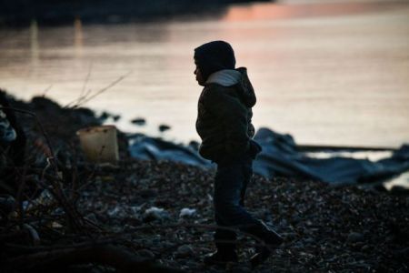 Εγκλωβισμένοι σε ξηρά και θάλασσα οι πρόσφυγες – Αντιμέτωποι και με τα ακραία στοιχεία