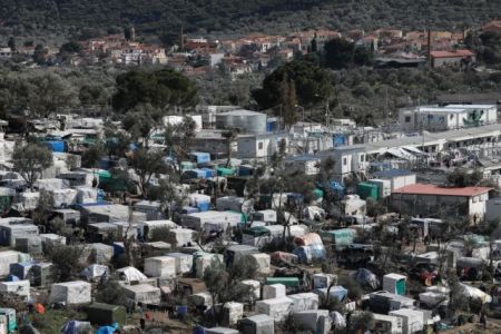 Λέσβος: Μπλόκο κατοίκων σε λεωφορεία με πρόσφυγες