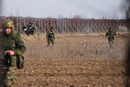 Ολονύχτιες συγκρούσεις στον Εβρο – Χιλιάδες πρόσφυγες στα σύνορα – Ασκήσεις με πραγματικά πυρά