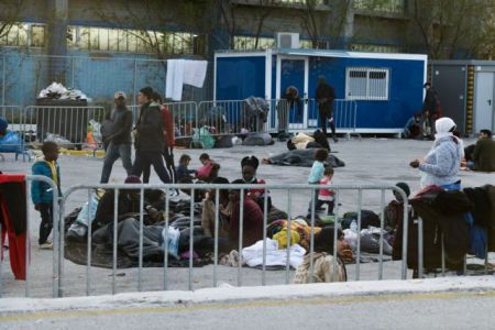 Στο αρματαγωγό «Ρόδος» πρόσφυγες από τη Λέσβο