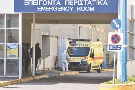 Κορωνοϊός στην Ελλάδα: Τα λάθη που προκάλεσαν το ντόμινο κρουσμάτων