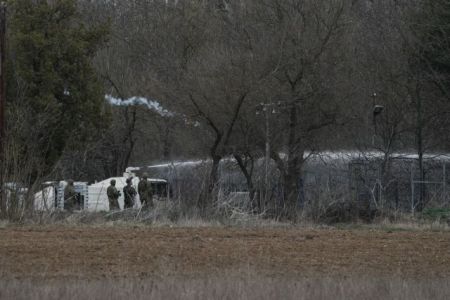 Ενταση τη νύχτα στον Εβρο: Χημικά, ριπές και εκρήξεις