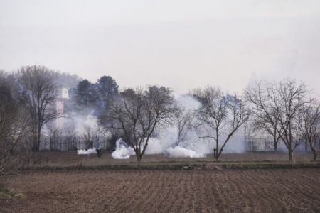 Συνεχείς απόπειρες εισβολής στον Εβρο – Τούρκοι προσπαθούν να ρίξουν τον φράκτη με τεθωρακισμένα και γάτζους