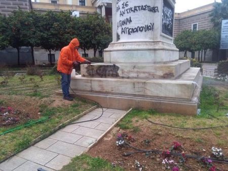 Βανδάλισαν το άγαλμα του Κολοκοτρώνη