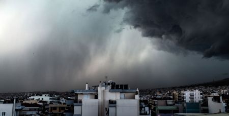 Χαλάει ο καιρός με βροχές, θυελλώδεις ανέμους και πτώση της θερμοκρασίας