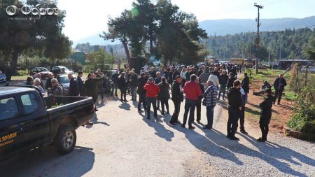 Ωρωπός: Διαμαρτυρίες για άφιξη καραβιού με 700 πρόσφυγες από τη Λέρο