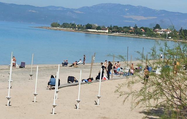 Κορωνοϊός: Στις παραλίες οι Έλληνες για να αποφύγουν τη μετάδοση του ιού [Εικόνες]