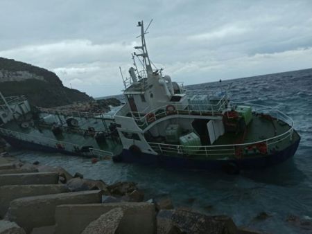 Νέο τουρκικό σχέδιο για τους πρόσφυγες βλέπει η ΕΥΠ πίσω από την προσάραξη φορτηγού πλοίου στην Τζια