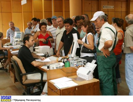 Θορυβημένη η κυβέρνηση και το υπουργείο εργασίας από το «κύμα» 40.000 απολύσεων το Μάρτιο