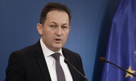 Πέτσας: Εξετάζονται μέτρα περιορισμού σε πτήσεις και ακτοπλοϊκά δρομολόγια