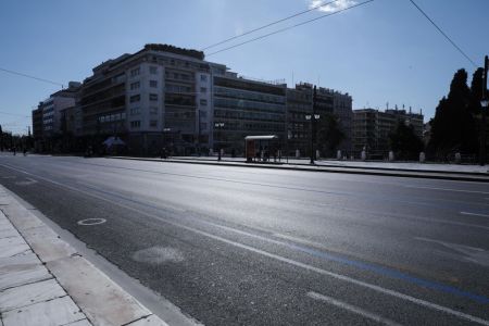 Κορωνοϊός: Ερήμωσε το Σύνταγμα  – Αδειοι δρόμοι, κλειστά μαγαζιά